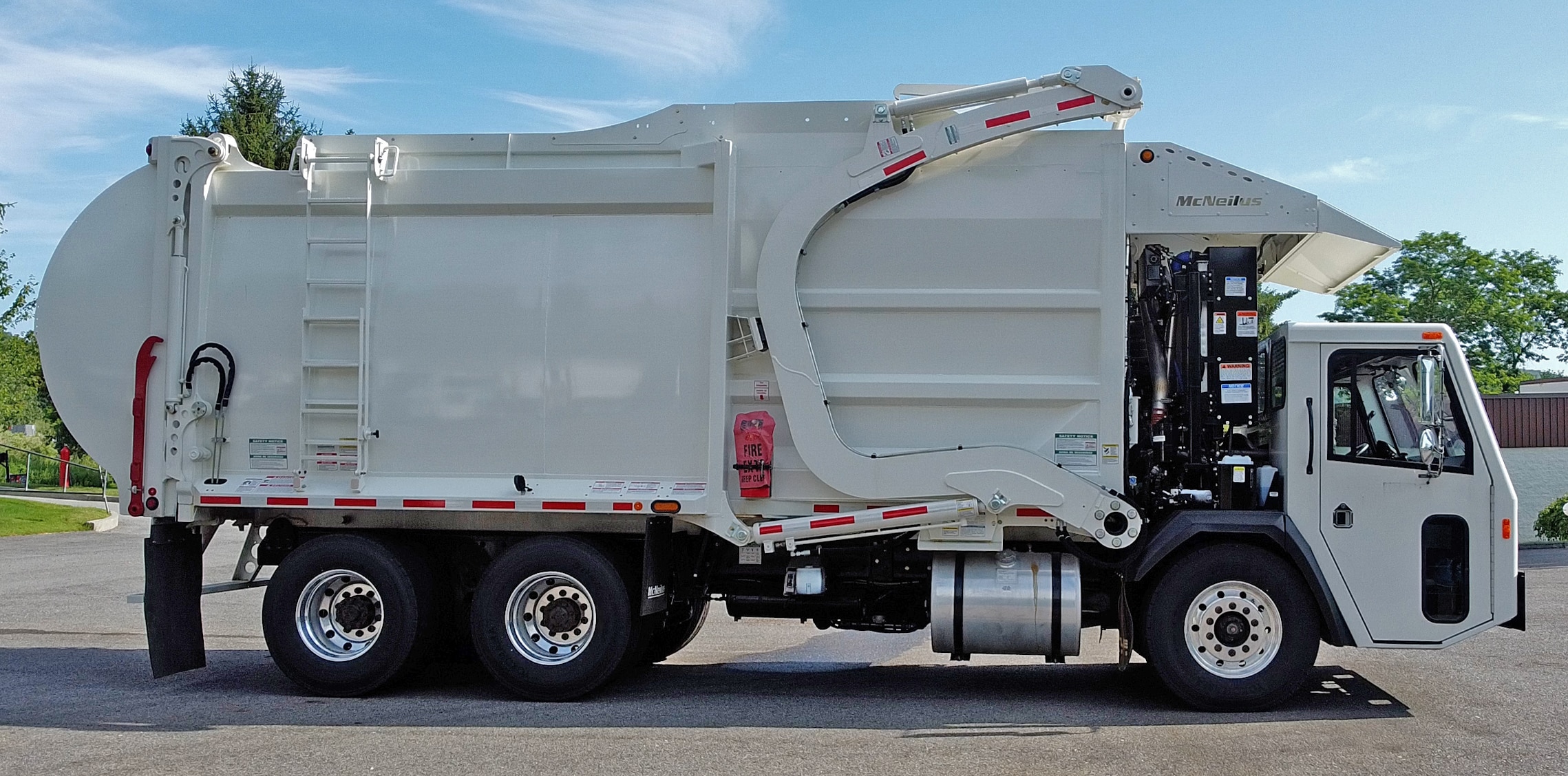 let2-side-view Stock Let2 40 Cubic Yard Battle Chassis